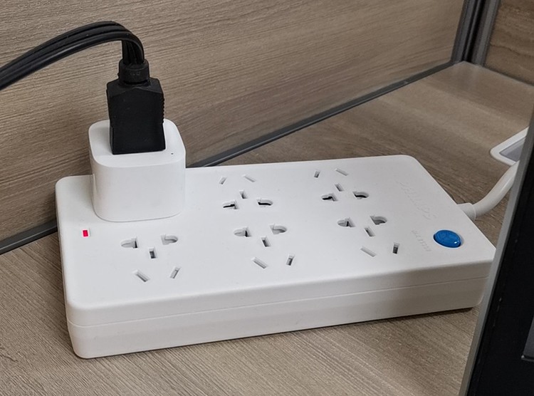 飞利浦新国标安全插座6孔位大间距 1.