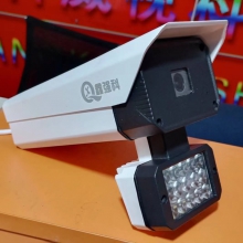 鑫强科300万QK-40110NG中维方案双光源摄像机，内置音频，15颗红外，15颗白光，移动双光源，一机三用。默认双光源模式，监控室外枪机摄像头。